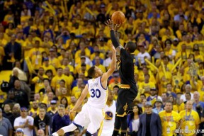 爱游戏体育-浓眉哥连续七场比赛得分超过出色防守，勇士挑战极限！的简单介绍