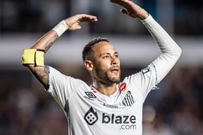 AYX-内马尔回归赛场，逆转首场状态亮眼，快船观众沸腾！的简单介绍